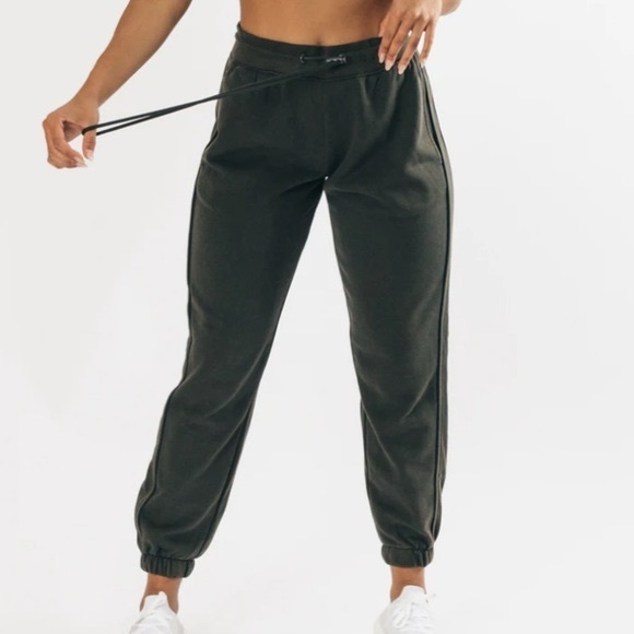 NWT Athletica Essential Oversized Jogger Size S - Picture 2 of 7